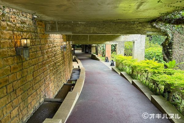 遠見台を降りて進むと、やっぱりジブリっぽい雰囲気がありました。